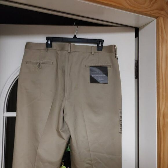 New Dockers Premium Relaxed Fit Never Iron Khaki Pants 36/32 - Picture 3 of 3